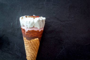 Gözleme koni siyah arka plan üzerine çilekli dondurma