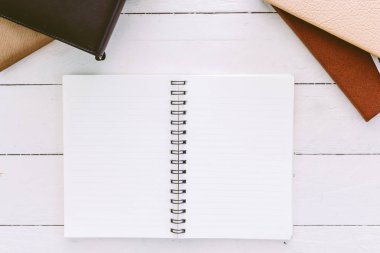 Ahşap masa üzerinde boş beyaz sayfalarla açık boş not defteri