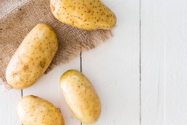 Tahta arka planda taze patates.