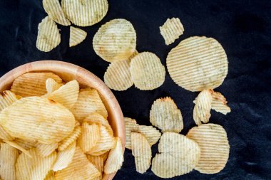 Bir ahşap kase gevrek patates cipsi