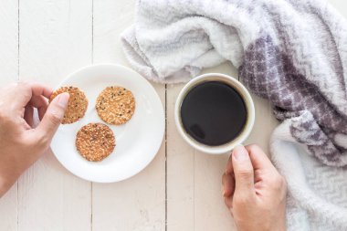 Fincan kahve ve eşarp ahşap bir masa üzerinde