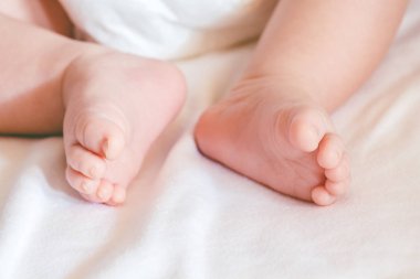 Yeni doğan bebek ayaklar