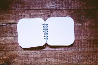 Ahşap masa üzerinde boş beyaz sayfalarla açık boş not defteri
