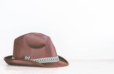 Şapka ahşap masada.