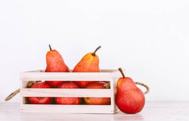 Sepeti ahşap masa üzerinde taze olgun armut