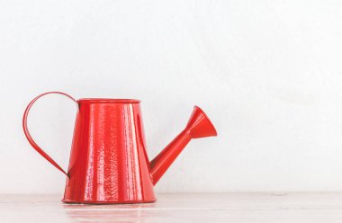 ahşap masa üzerinde sulama olabilir