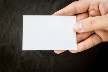Siyah arka plan üzerine boş kartvizit holding eller
