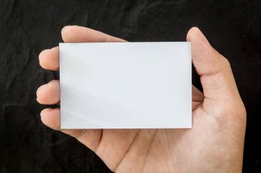 Siyah arka plan üzerine boş kartvizit holding eller