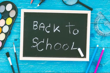 Okul malzemeleri ahşap arka plan üzerinde ile kara okul tahta geri