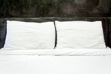 Bir yatak ve yatak çarşafları yatak beyaz yastıklar