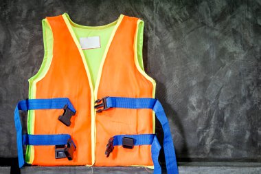 Taş zemin üzerine portakal can yelekleri