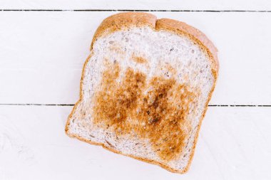 Tahta masada kızarmış ekmek dilimleri