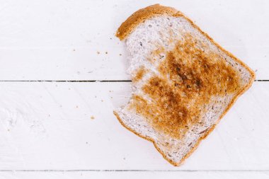Tahta masada kızarmış ekmek dilimleri