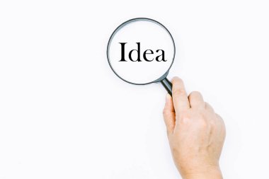 El kelime fikri olan Büyüteç tutarak