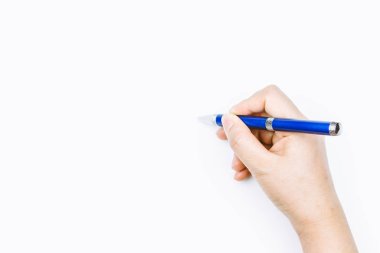 Beyaz arkaplanda kalemi olan el