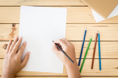 Kağıt ahşap masa arka plan üzerinde çizim eller