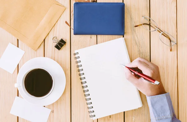 Manos Escribiendo Una Mesa Madera Con Suministros Oficina — Foto de Stock