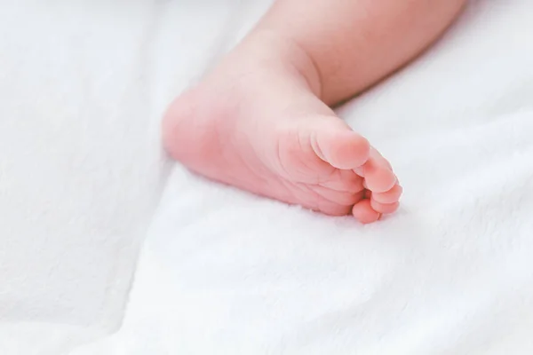 新しい生まれた赤ちゃんの足 — ストック写真