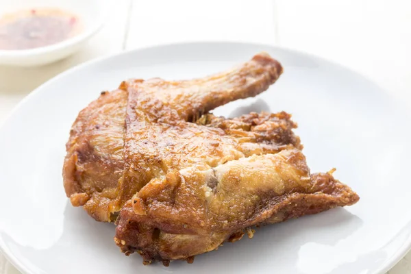 木製のテーブルに美味しい鶏 — ストック写真