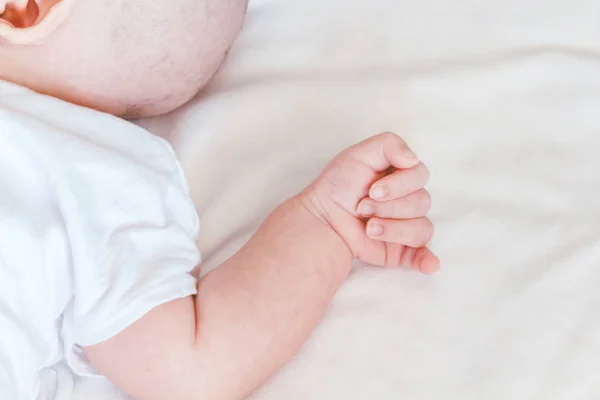 新しい生まれた赤ちゃんの手 — ストック写真
