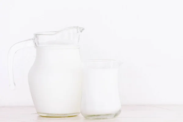 Γυάλινη Κανάτα Και Ποτήρι Γάλα Στο Ξύλινο Τραπέζι — Φωτογραφία Αρχείου