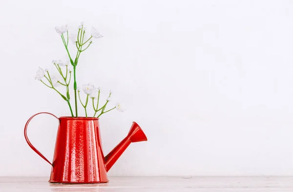 Regadera Con Flores Sobre Mesa Madera —  Fotos de Stock