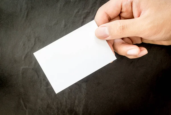 Manos Sosteniendo Tarjeta Visita Blanco Sobre Fondo Negro — Foto de Stock