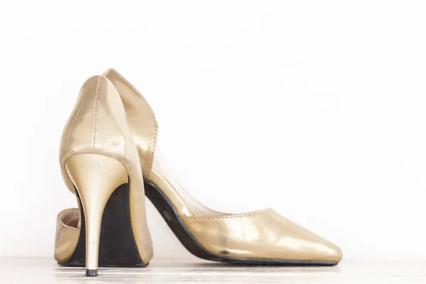 Zapatos Femeninos Sobre Mesa Madera —  Fotos de Stock
