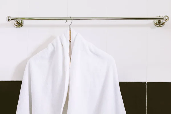 Witte Handdoek Roestvrij Staal Handdoekhanger Muur Badkamer — Stockfoto