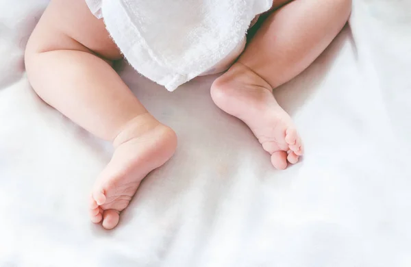 新しい生まれた赤ちゃんの足 — ストック写真