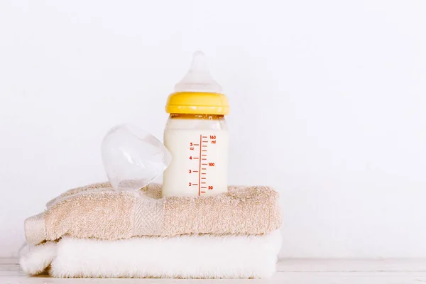 Biberón Con Leche Sobre Toalla Sobre Mesa Madera — Foto de Stock