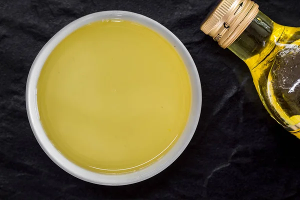 Frisk Olivenolje Svart Bakgrunn – stockfoto