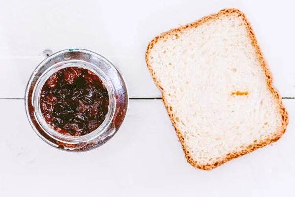 Toast Mit Erdbeermarmelade Auf Holztisch — Stockfoto