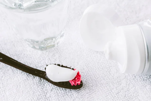 Toothbrushes Water Grass — Stock Photo, Image