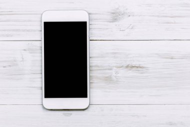 Ahşap arka planda akıllı telefon