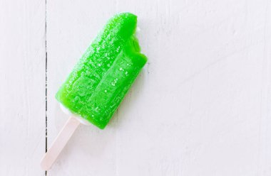 Ahşap arka plan üzerinde dondurma limon ısırmak