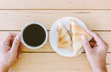 Sandviç ile kahve fincanı ahşap tablo