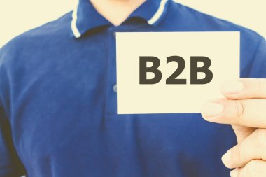 B2B işaret boş kartvizit gösteren adam el