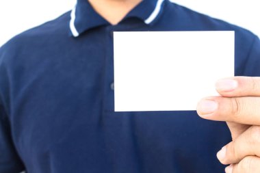 Beyaz arka plan üzerinde izole boş kartvizit tutan adam el