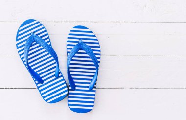 Plaj Flip-flop ahşap arka plan üzerinde