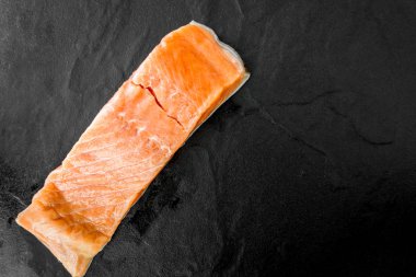 Siyah arka plan üzerine çiğ somon biftek