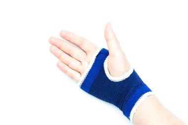 Kadın beyaz arka plan üzerinde izole bileği ağrısı olan mavi bandaj ile