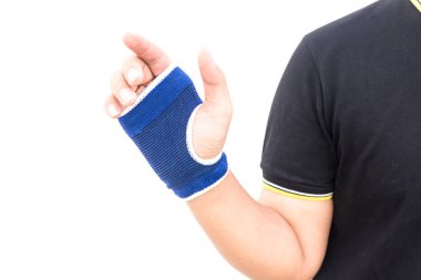 Adam beyaz arka plan üzerinde izole bir bilek el akut ağrı