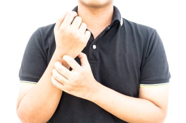 Alerjik deri üzerinde beyaz arka plan izole tırmalamak adam