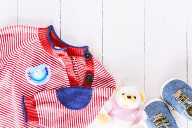 Çocuk ahşap arka plan üzerinde giyim