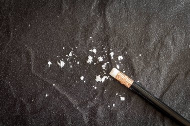 Silgi toz siyah arka plan üzerine ile kalem