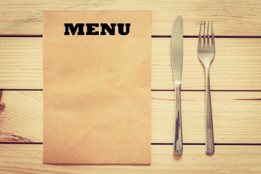 Yemek listesi parça kağıt ahşap arka plan üzerinde