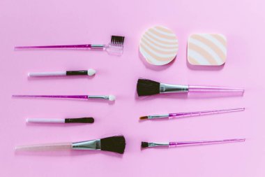 Makyaj fırça pembe bir arka plan üzerinde