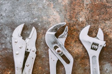 Dizi anahtarı taş zemin üzerine