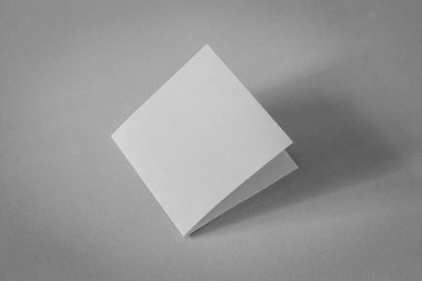 Gri arkaplanda boş kart